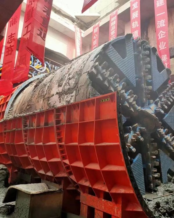 喜訊?。。”本┑罔F17號(hào)線左線昨日順利接收成功，北京建工土木工程有限公司攜手河南隧通機(jī)械有限公司為中國(guó)現(xiàn)代化建設(shè)再立新功！(圖6)