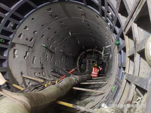 熱烈祝賀鄭州地鐵12號(hào)線21.4米長(zhǎng)富水細(xì)砂層機(jī)械法聯(lián)絡(luò)通道順利貫通！(圖6)